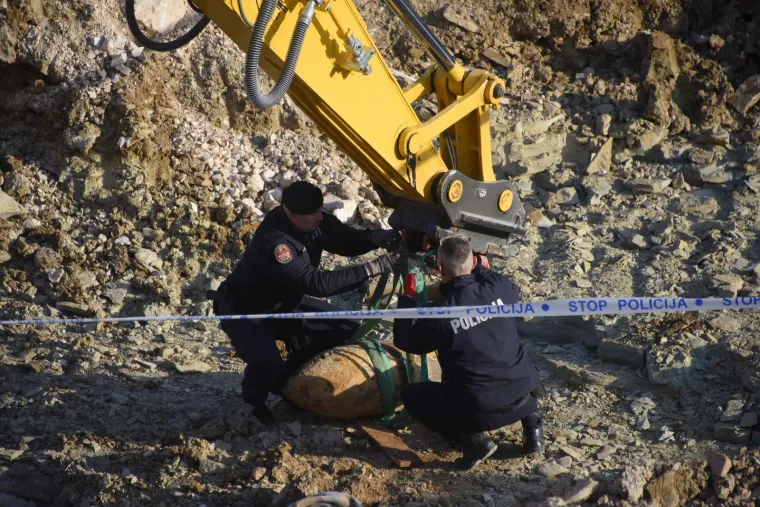 Pogledajte kako je uni&scaron;tena bomba te&scaron;ka 250 kilograma u Istri: Policija objavila detalje