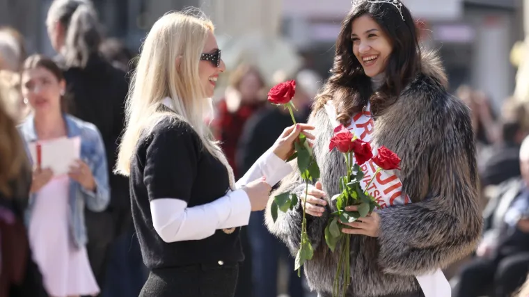 Kakva ljepotica! Kći Gorana Vi&scaron;njića s krunom na glavi pro&scaron;etala &scaron;picom, svi su gledali u nju