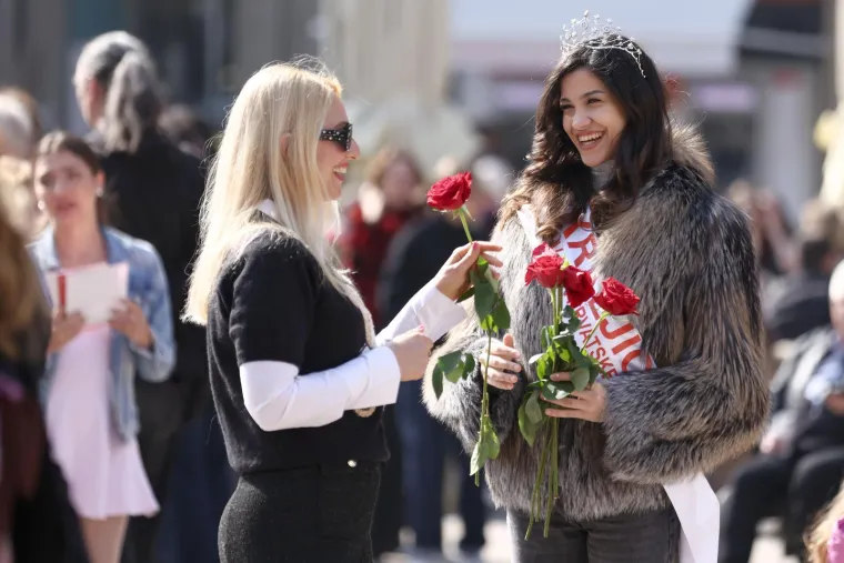 Kakva ljepotica! Kći Gorana Vi&scaron;njića s krunom na glavi pro&scaron;etala &scaron;picom, svi su gledali u nju