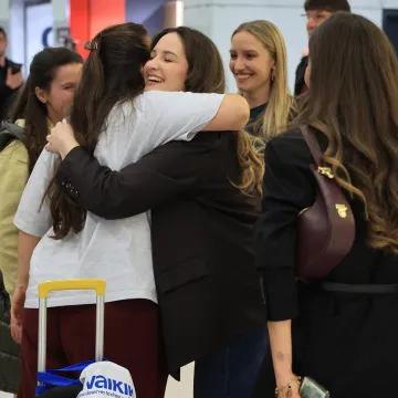 Emotivni prizori i zagrljaji na 'Tuđmanu': Hrvati se vratili kući s Bliskog istoka