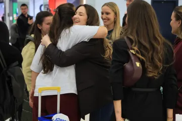 Emotivni prizori i zagrljaji na 'Tuđmanu': Hrvati se vratili kući s Bliskog istoka