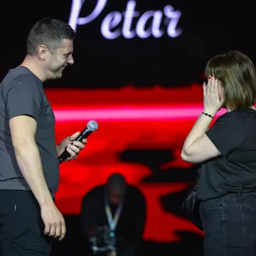 Zagrepčani pjevali i plesali u Areni, a tijekom koncerta pale su i zaruke: Pogledajte reakciju djevojke