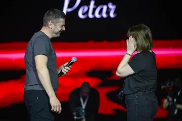 Pale zaruke tijekom koncerta u Areni: Pogledajte reakciju djevojke