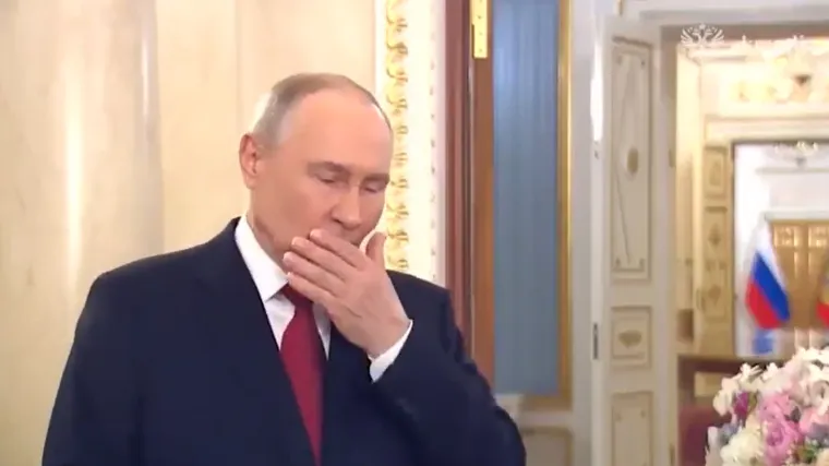 Putin se usred sastanka počeo gu&scaron;iti u ka&scaron;lju, Kremlj odmah reagirao