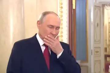 Putin se usred sastanka počeo gu&scaron;iti u ka&scaron;lju, Kremlj odmah reagirao