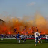 Vatrena atmosfera u najvećem hrvatskom derbiju: Pogledajte kako su se međusobno provocirali navijači