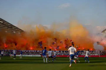 Vatrena atmosfera u najvećem hrvatskom derbiju: Pogledajte kako su se međusobno provocirali navijači