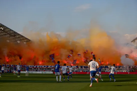 Vatrena atmosfera u najvećem hrvatskom derbiju: Pogledajte kako su se međusobno provocirali navijači