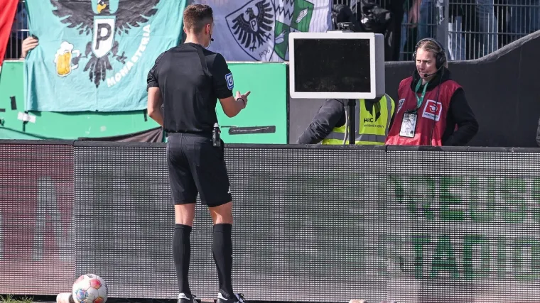 Nevjerojatne scene iz Njemačke: Navijači ukrali VAR?