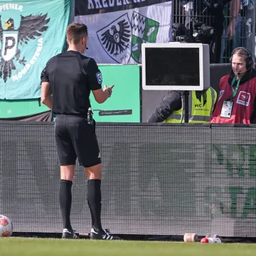 Nevjerojatne scene iz Njemačke: Navijači ukrali VAR?