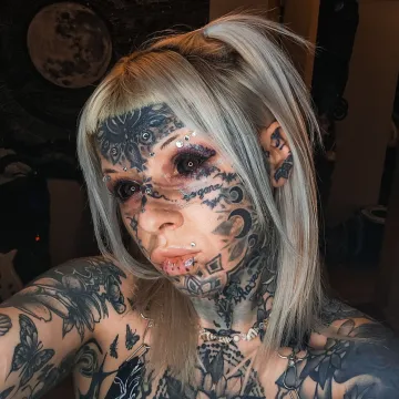 Tetovaže od glave do pete, pa čak i na jeziku: Evo kako je izgledala prije, bila je ba&scaron; slatka