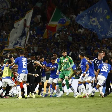 Pogledajte kaos nakon zadnjeg zvižduka: Letjele &scaron;ake, Hulk u sredi&scaron;tu tučnjave