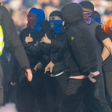 Kaos nakon derbija: Maskirani momci u plavom upali na teren, nastao je metež