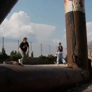 Sedam godina bez dogovora: Zbog spora dviju &scaron;kola djeca u Imotskom tjelesni imaju na zapu&scaron;tenom betonu