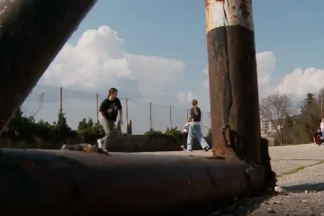 Sedam godina bez dogovora: Zbog spora dviju &scaron;kola djeca u Imotskom tjelesni imaju na zapu&scaron;tenom betonu