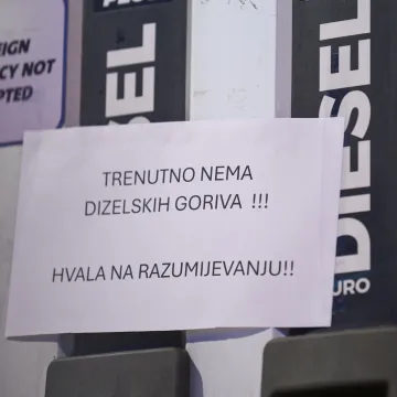 Svi na benzinsku! Neke već i presu&scaron;ile: Pogledajte gužve i navale Hrvata i Slovenaca