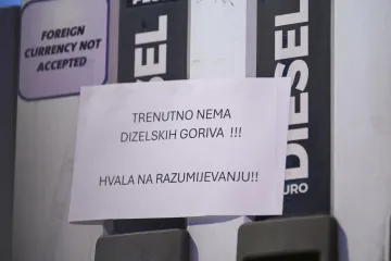 Svi na benzinsku! Neke već i presu&scaron;ile: Pogledajte gužve i navale Hrvata i Slovenaca