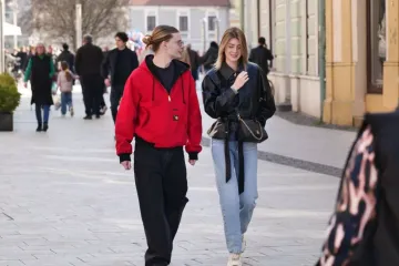 Svi su gledali u nasmijanu brinetu na &scaron;pici u Čakovcu: Njezin outfit pun je pogodak