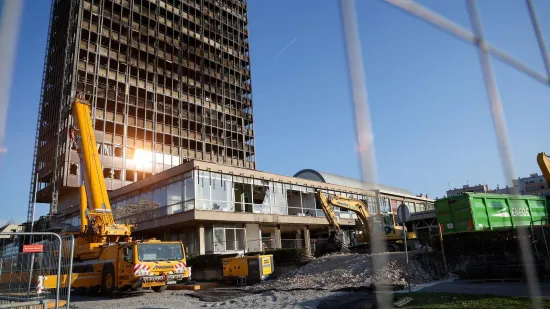 Danas skidaju reklamu Vjesnika pa idu dizalice: 'Zgrada je stabilna'