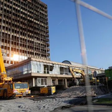 Danas skidaju reklamu Vjesnika pa idu dizalice: 'Zgrada je stabilna'