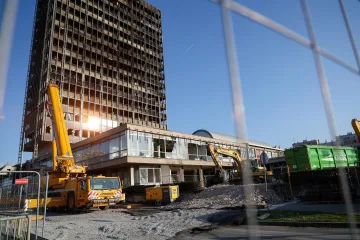 Danas skidaju reklamu Vjesnika pa idu dizalice: 'Zgrada je stabilna'