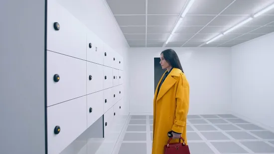 Za&scaron;to svi pričaju o žutom kaputu iz filma 'Supstanca'? Skrivena simbolika koja je mnogima promaknula