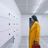 Za&scaron;to svi pričaju o žutom kaputu iz filma 'Supstanca'? Skrivena simbolika koja je mnogima promaknula