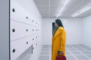 Za&scaron;to svi pričaju o žutom kaputu iz filma 'Supstanca'? Skrivena simbolika koja je mnogima promaknula