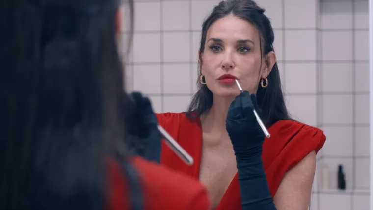 Za&scaron;to svi pričaju o žutom kaputu iz filma 'Supstanca'? Skrivena simbolika koja je mnogima promaknula