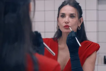 Za&scaron;to svi pričaju o žutom kaputu iz filma 'Supstanca'? Skrivena simbolika koja je mnogima promaknula