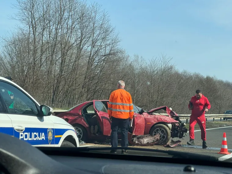 Stravični prizori na A1! Demolirani auti, rasuta prtljaga: 'Žena je stajala pored i plakala'
