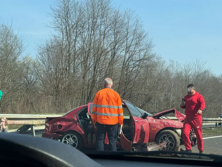 Stravični prizori na A1! Demolirani auti, rasuta prtljaga: 'Žena je stajala pored i plakala'