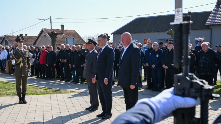 Milanović položio vijenac za branitelje: 'Mislimo svojom glavom, iza nas su te&scaron;ka vremena'