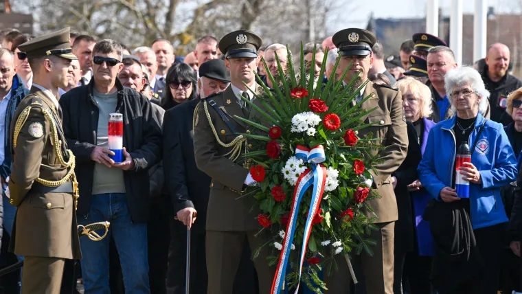 Milanović položio vijenac za branitelje: 'Mislimo svojom glavom, iza nas su te&scaron;ka vremena'