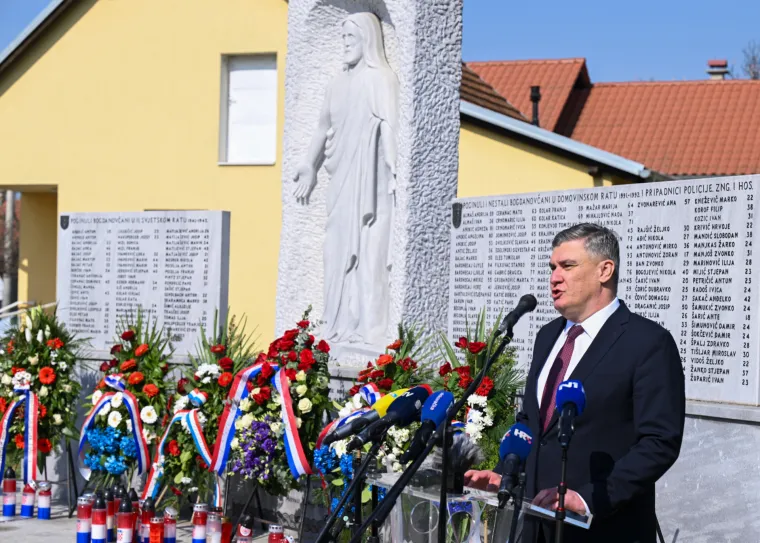 Milanović položio vijenac za branitelje: 'Mislimo svojom glavom, iza nas su te&scaron;ka vremena'