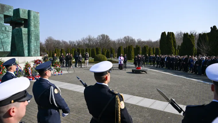 Milanović položio vijenac za branitelje: 'Mislimo svojom glavom, iza nas su te&scaron;ka vremena'