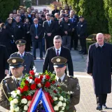 Milanović položio vijenac za branitelje: 'Mislimo svojom glavom, iza nas su te&scaron;ka vremena'