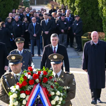Milanović položio vijenac za branitelje: 'Mislimo svojom glavom, iza nas su te&scaron;ka vremena'