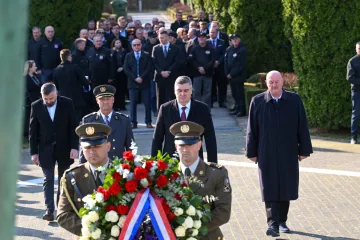 Milanović položio vijenac za branitelje: 'Mislimo svojom glavom, iza nas su te&scaron;ka vremena'