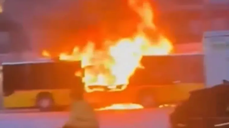 Uznemirujuća snimka požara autobusa, umrlo &scaron;est ljudi: Putnik se polio benzinom i zapalio?