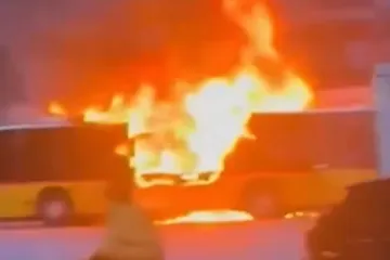 Uznemirujuća snimka požara autobusa, umrlo &scaron;est ljudi: Putnik se polio benzinom i zapalio?