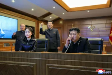 Uživala promatrajući lansiranje ubojitih raketa: Ponosni Kim Jon Un polako uvodi kći (13) u posao