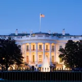 Napad ili slučajni incident? Vozač se zaletio u vrata Bijele kuće, preuzela ga Tajna služba