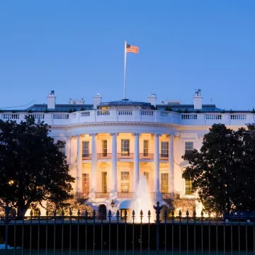 Napad ili slučajni incident? Vozač se zaletio u vrata Bijele kuće, preuzela ga Tajna služba