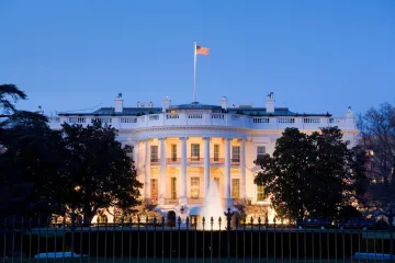 Napad ili slučajni incident? Vozač se zaletio u vrata Bijele kuće, preuzela ga Tajna služba