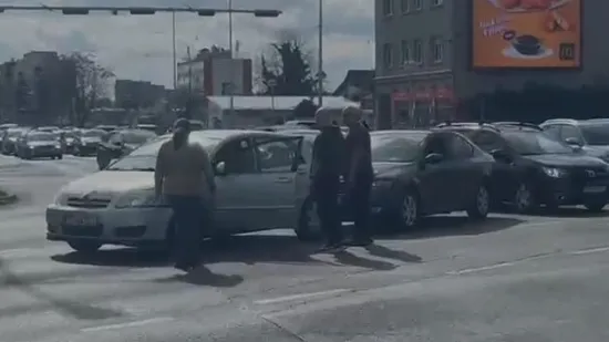 Sudar tri automobila na 'žili kucavici' ispred Vjesnika