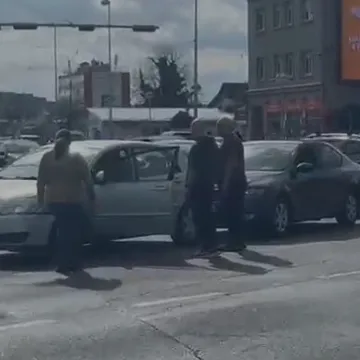 Sudar tri automobila na 'žili kucavici' ispred Vjesnika