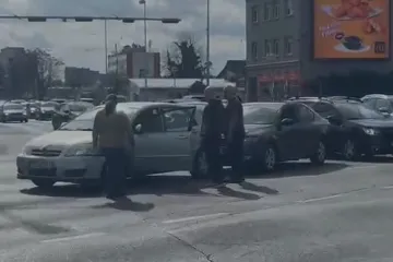 Sudar tri automobila na 'žili kucavici' ispred Vjesnika