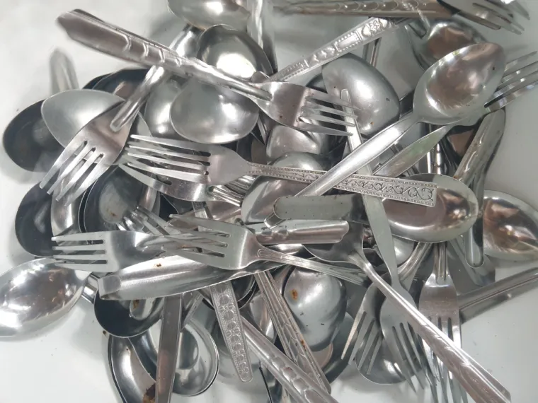 Nakon pranja u perilici na priboru za jelo pojavila se hrđa. Uz ove trikove doskočite tom problemu