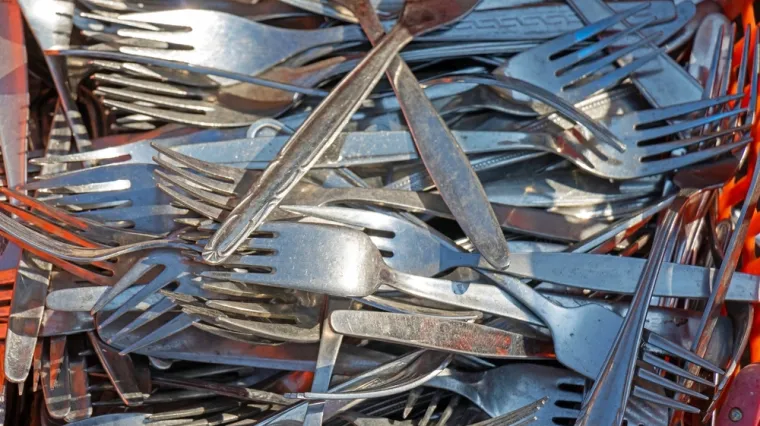 Nakon pranja u perilici na priboru za jelo pojavila se hrđa. Uz ove trikove doskočite tom problemu